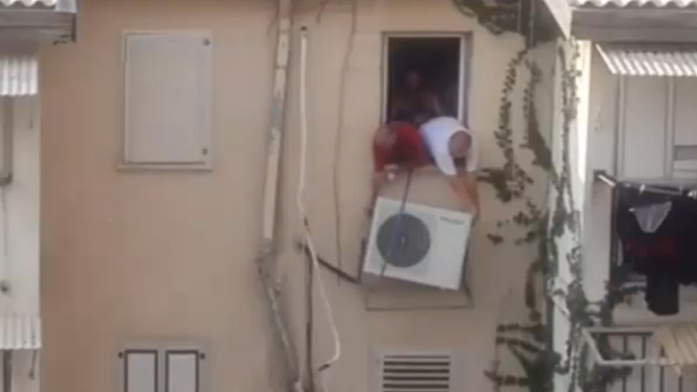Της έφυγε το κλιματιστικό και γκρέμισαν την σκεπή