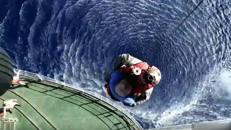 Διακομιδή ασθενούς από πλοίο του ρωσικού Πολεμικού Ναυτικού νότια της Γαύδου