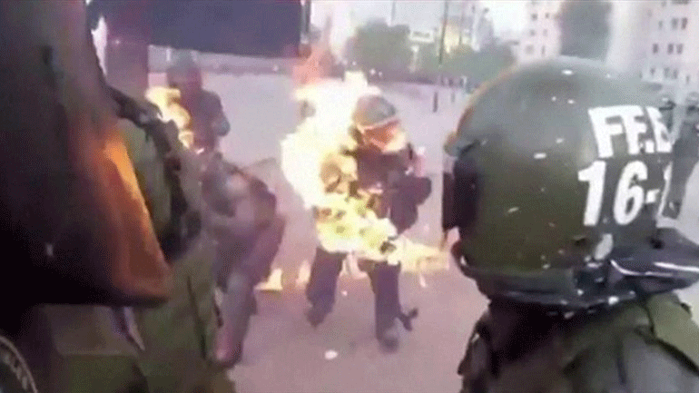 Βίαια επεισόδια στη Χιλή: Η στιγμή που μολότοφ πέφτει σε αστυνομικούς
