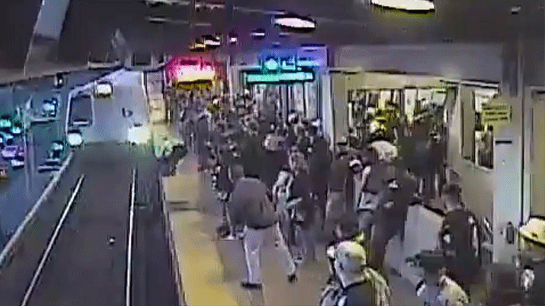 Δραματική διάσωση άνδρα από τις ράγες τρένου στην Καλιφόρνια