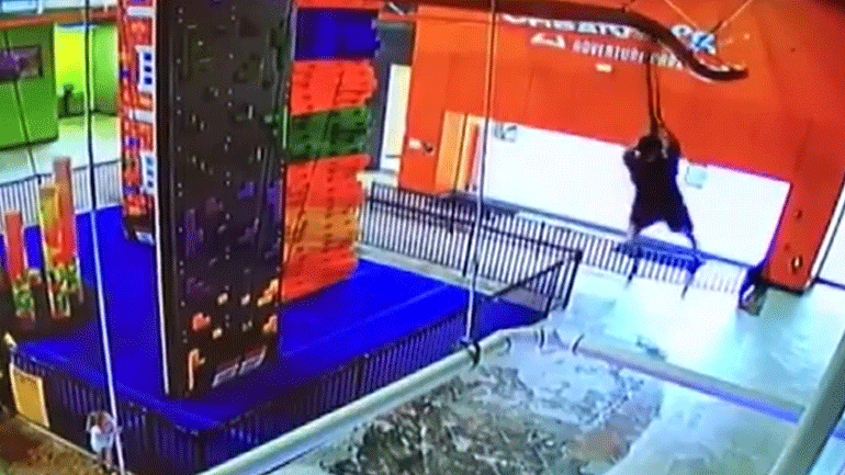 Παιδί έπεσε από τροχαλία ύψους έξι μέτρων σε πάρκο αναψυχής στη Φλόριντα