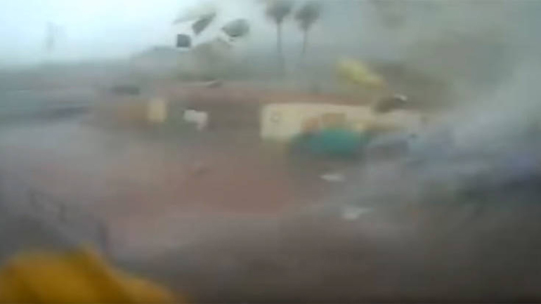 Δείτε το εντυπωσιακό βίντεο με ανεμοστρόβιλο που σαρώνει εργοστάσιο στην Καλαμάτα