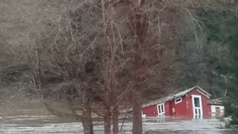 Ολόκληρο σπίτι παρασύρθηκε από πλημμύρες στη Νέα Υόρκη