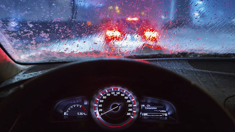 Oδήγηση υπό βροχή – Τι πρέπει να προσέχουμε