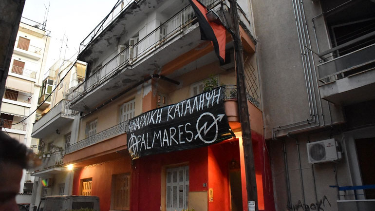 Ολοκληρώθηκε η αστυνομική επιχείρηση εκκένωσης υπό κατάληψη κτηρίου στη Λάρισα