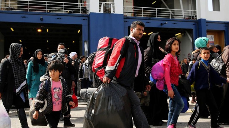 Στο λιμάνι του Πειραιά μεταφέρονται 155 πρόσφυγες και μετανάστες