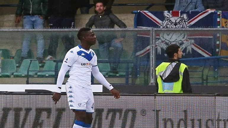 Βερόνα: Αποκλεισμός 10 ετών από το γήπεδο στον οπαδό της που επιτέθηκε ρατσιστικά στον Μπαλοτέλι