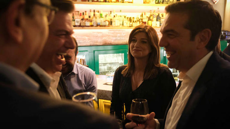 Για ποτό στου Ψυρρή ο Τσίπρας με βουλευτές του ΣΥΡΙΖΑ