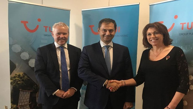 Συναντήσεις Θεοχάρη με τους εκπροσώπους των μεγαλύτερων αεροπορικών εταιρειών και τουριστικών ομίλων