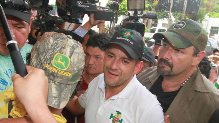 Βολιβία: Ηγέτης της αντιπολίτευσης αποκλείστηκε από φιλοκυβερνητικούς διαδηλωτές για 10 ώρες στο αεροδρόμιο της Λα Πας