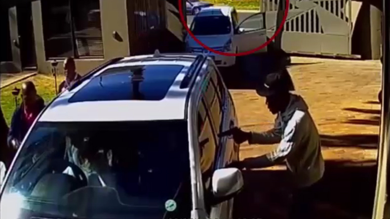 Γυναίκα εξουδετερώνει ένοπλους άνδρες