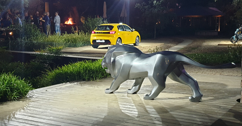 Το γλυπτό μήκους 3 μέτρων είναι σχεδιασμένο και σμιλευμένο από τους καλλιτέχνες του Peugeot Design Lab