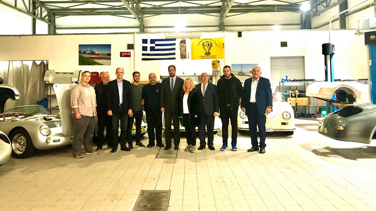 Αναμνηστική εικόνα στις εγκαταστάσεις της RCH Automotive από την επίσκεψη στελεχών της κυβέρνησης με στελέχη της ελληνικής εταιρείας που κατασκευάζει αυτοκίνητα στην Κατερίνη