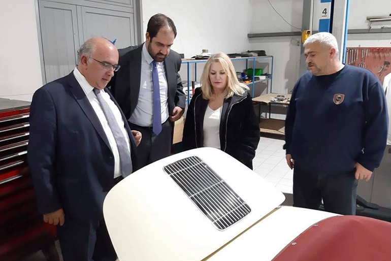 Ο Ηλίας Γαγανέλης (δεξιά) παρουσιάζει στον υφυπουργό Μεταφορών Γιάννη Κεφαλογιάννη και στους βουλευτές Άννα Μάνη - Παπαδημητρίου και Μιχάλη Παπαδόπουλο ένα από τα μοντέλα της RCH Automotive