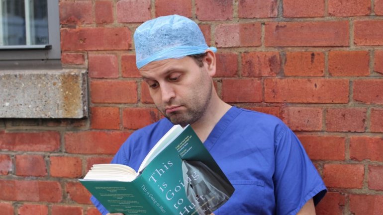 “Αυτό θα πονέσει”: Το μυστικό ημερολόγιο ενός νέου γιατρού