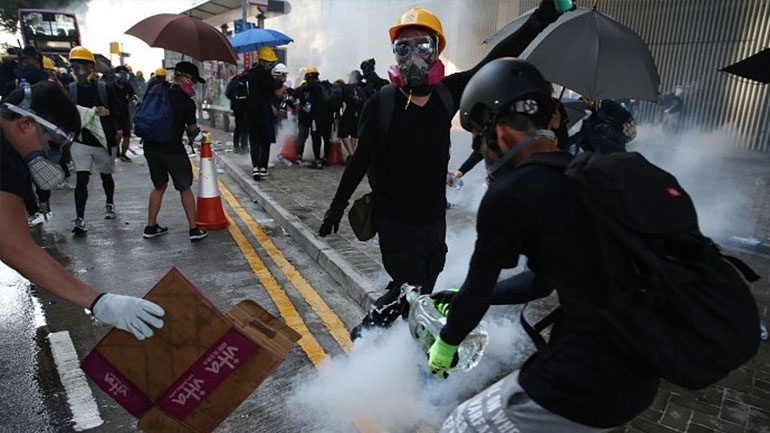 Επίθεση με μαχαίρι σε βουλευτή του Χονγκ Κονγκ που τάσσεται εναντίον των διαδηλώσεων