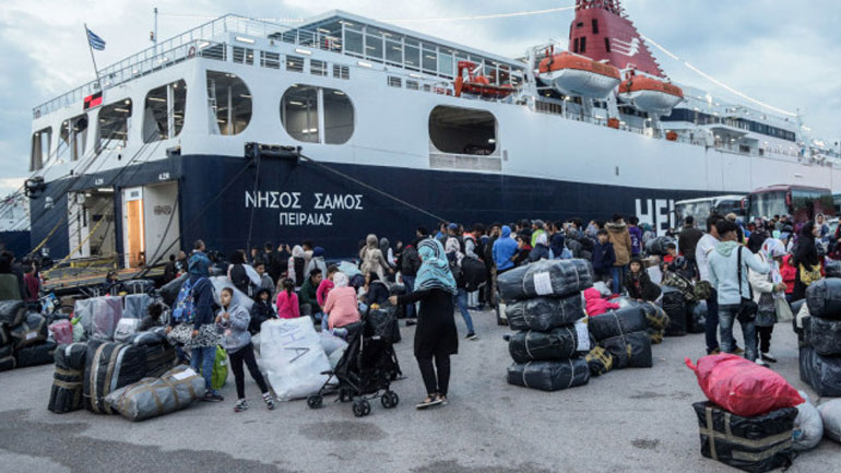 Στο λιμάνι του Πειραιά το «Νήσος Σάμος» με 75 πρόσφυγες και μετανάστες από τη Μυτιλήνη