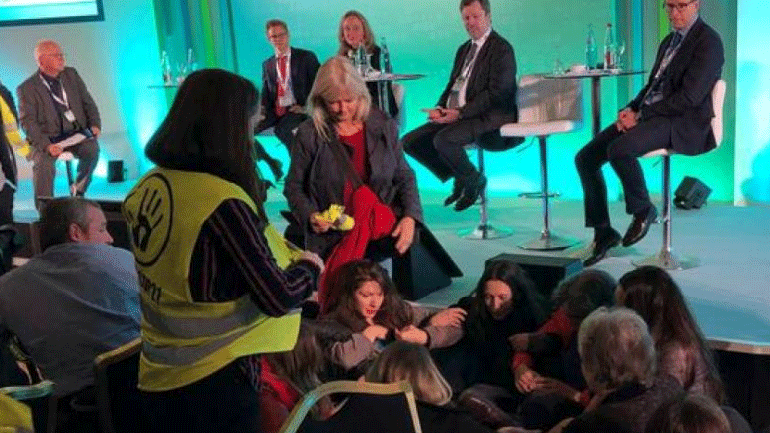 Γαλλία: Καθιστική διαμαρτυρία ακτιβιστών διέκοψε τις εργασίες συνεδρίου για το κλίμα