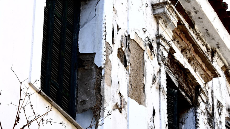 Προς κατάρρευση κτήριο επί της Αιόλου – Αποκλείστηκε το σημείο