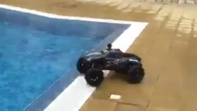 Τηλεκατευθυνόμενο αυτοκίνητο κινείται πάνω στο νερό
