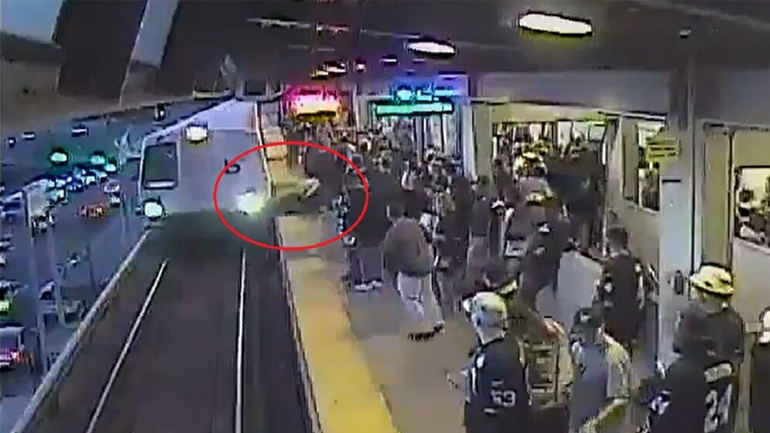 Άνδρας πέφτει στις ράγες του μετρό και σώζεται τελευταία στιγμή