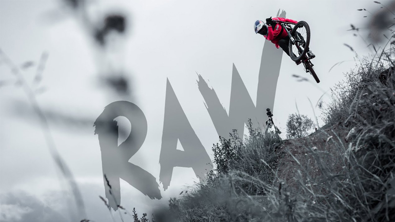 Drone κυνηγά ποδηλάτη