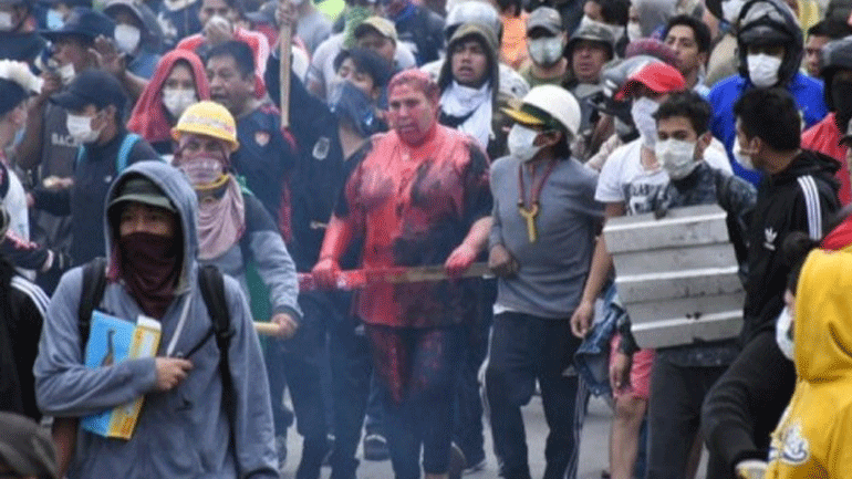 Βολιβία: Διαπόμπευση δημάρχου από διαδηλωτές – Την έλουσαν με κόκκινη μπογιά και της έκοψαν τα μαλλιά Βολιβία: Διαπόμπευση δημάρχου από διαδηλωτές – Την έλουσαν με κόκκινη μπογιά και της έκοψαν τα μαλλιά