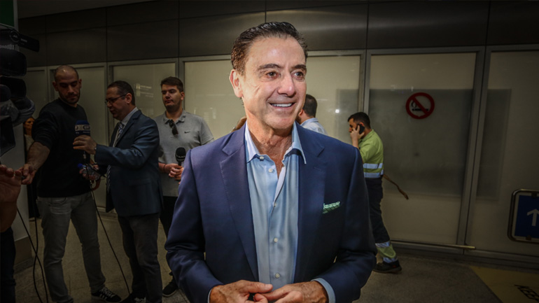 Έφτασε στην Αθήνα ο Ρικ Πιτίνο και δήλωσε: «Δεν θέλω λεφτά, τιμή μου να αναλάβω την Εθνική Ελλάδας»