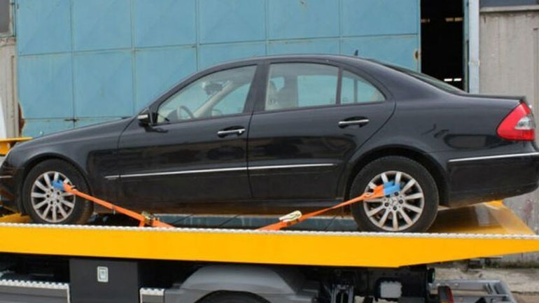 Επιχείρηση απομάκρυνσης παράνομα σταθμευμένων αυτοκινήτων στην Καλαμαριά