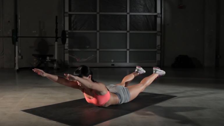 Superman: Η άσκηση που γυμνάζει 3 περιοχές του σώματος ταυτόχρονα