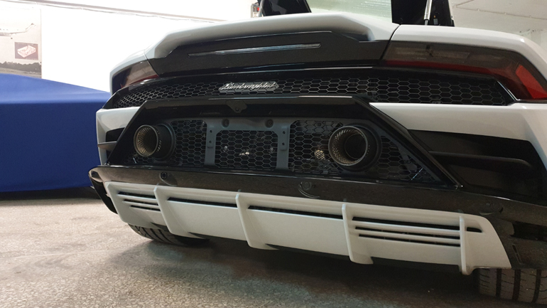 Αλλαγές στο πίσω μέρος, με τις δύο μεγάλες απολήξεις εξάτμισης να βγάζουν... μάτι