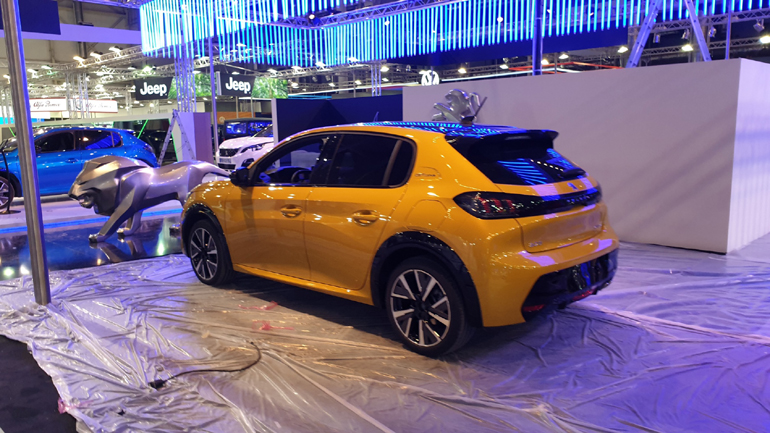 Το νέο Peugeot 208 και το... λιοντάρι της μάρκας βρίσκονται ήδη στις εγκαταστάσεις της έκθεσης και περιμένουν!