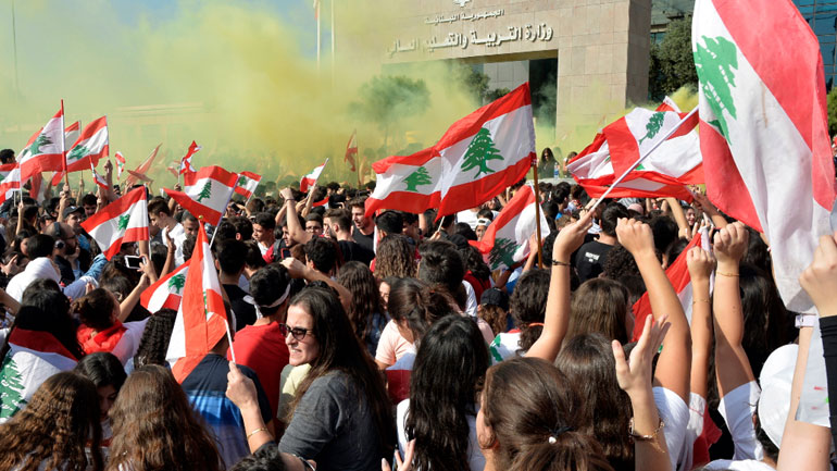 Λίβανος: Διαδηλωτές χτυπούσαν το βράδυ κατσαρόλες και τηγάνια έξω από τα σπίτια πρώην υπουργών