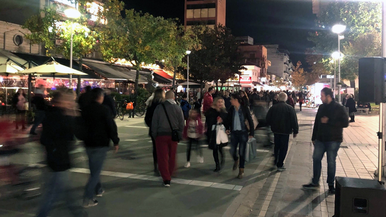 Η πρώτη «Λευκή Νύχτα» στην Καρδίτσα – Οι δρόμοι «πλημμύρισαν» με κόσμο, φώτα και μουσική!