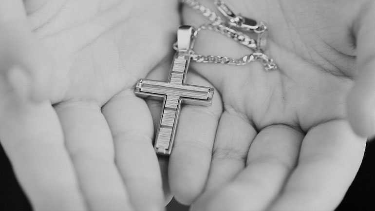 Νονά έκανε αγωγή και… ζητεί πίσω τον σταυρό της βαφτιστήρας της