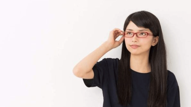 Οι γυναίκες στην Ιαπωνία δίνουν μάχη για το δικαίωμά τους να φορούν γυαλιά στη δουλειά τους