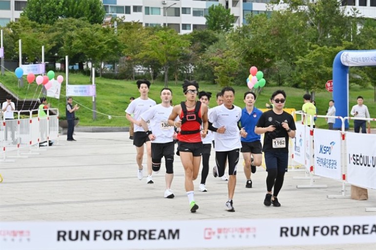 Ο Ντονγκ Χο Χαν χρησιμοποιεί τη συσκευή στον ημιμαραθώνιο της Σεούλ