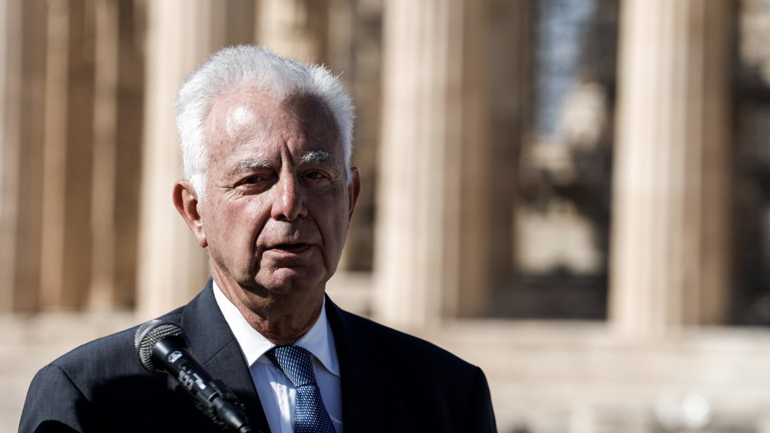 O Πικραμμένος δείχνει Παπαγγελόπουλο