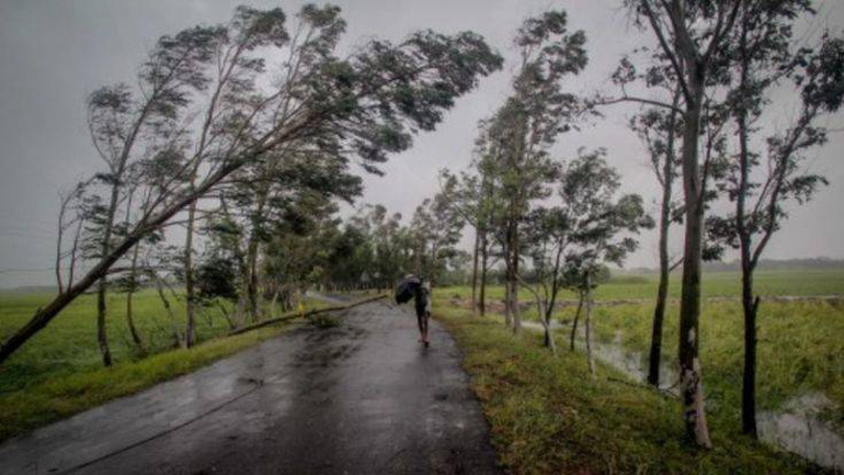 Ινδία-Μπανγκλαντές: Ο κυκλώνας Μπουλμπούλ σαρώνει τις ακτές – Δύο νεκροί