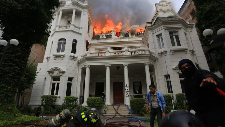 Χιλή: Στις φλόγες πανεπιστήμιο στο Σαντιάγο