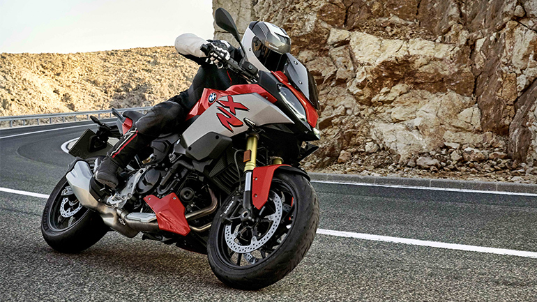 BMW F 900 XR: Τα Street Adventure υποδέχονται ένα σημαντικό μέλος