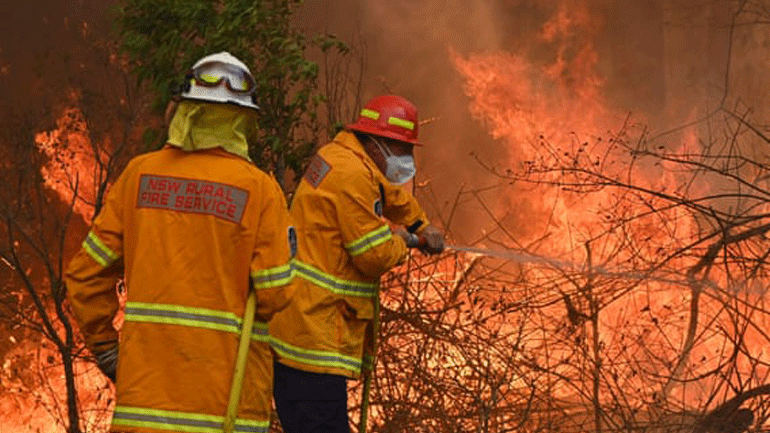 Τρεις νεκροί από τις πυρκαγιές που έχουν κάψει τουλάχιστον 150 σπίτια στην Αυστραλία