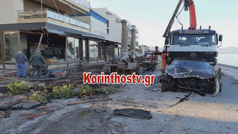 Αυτοκίνητο διέλυσε καφετέρια στο Λουτράκι