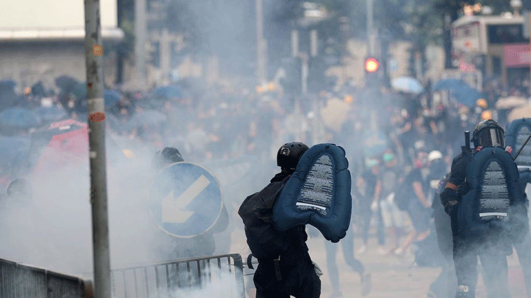 Κίνα: Η αστυνομία στο Χονγκ Κονγκ κάνει χρήση χημικών για να διαλύσει αντικυβερνητικές διαδηλώσεις