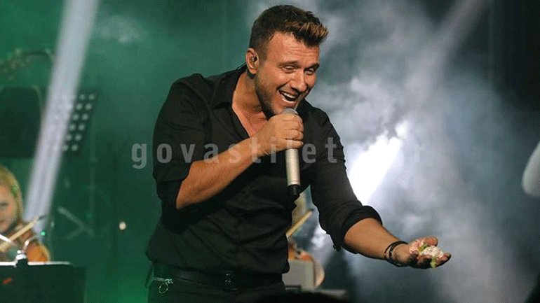 Γιάννης Πλούταρχος: Η σύζυγος και τα παιδιά του στην πρεμιέρα του!