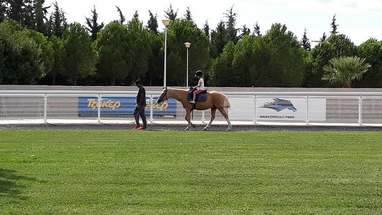 Τα παιδιά ιππεύουν άλογα στο Markopoulo Park