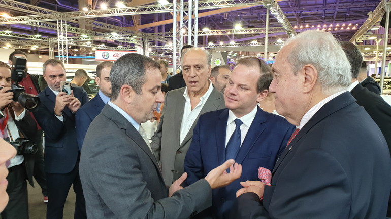 Ο Υπουργός Υποδομών και Μεταφορών Κώστας Καραμανλής συνομιλεί με τον ιδιοκτήτη της εισαγωγικής εταιρείας των αυτοκινήτων Subaru, Γιάννη Χεκιμιάν