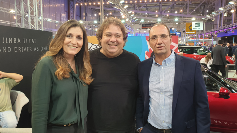 Ο Πάρις Ποντίκας(μέση) με την διευθύντρια επικοινωνίας της Peugeot Κορίνα Βαλυράκη και τον υπεύθυνο του δημοσιογραφικού στόλου αυτοκινήτων Δημήτρη Δέδε