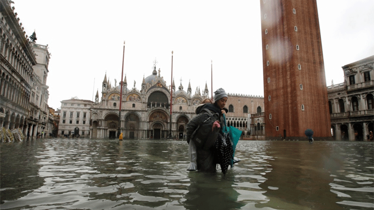 Κύμα κακοκαιρίας πλήττει την Ιταλία – Κάτω από το νερό η Βενετία