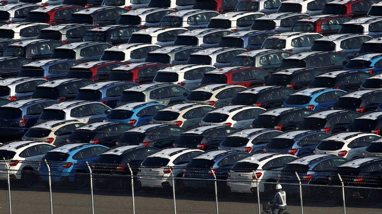 Politico: Ο Τραμπ αναβάλλει για έξι μήνες την επιβολή δασμών στα εισαγόμενα ευρωπαϊκά αυτοκίνητα